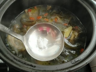 海带鸭子汤,放入盐搅拌均匀