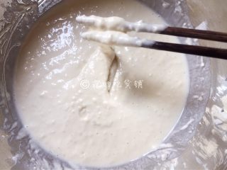桂花酒酿发糕,搅拌均匀后放置在温暖的地方发酵。