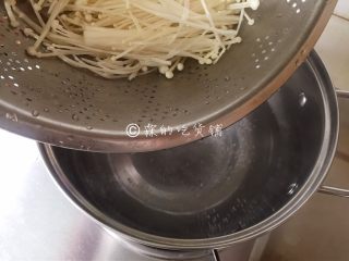 一清二白的粉丝拌金针菇,金针菇去根蒂，洗净后，开水中汆烫一下。