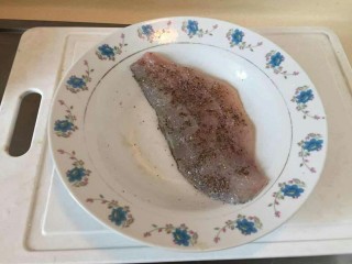 健康低卡香煎鲈鱼,在两面拍上黑胡椒腌制20分钟。