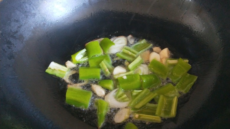 荷包蛋炒虾仁,倒入青椒炒均匀。
