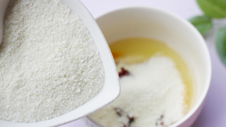 奶香蔓越莓米粉球,分多次加入米粉。