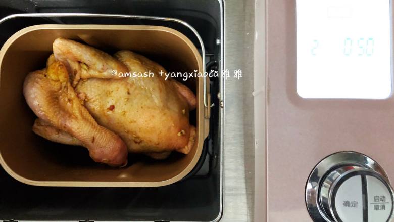 盐焗鸡,面包机桶内把搅拌叶拿出来，把腌制好的整只鸡放进面包机桶内