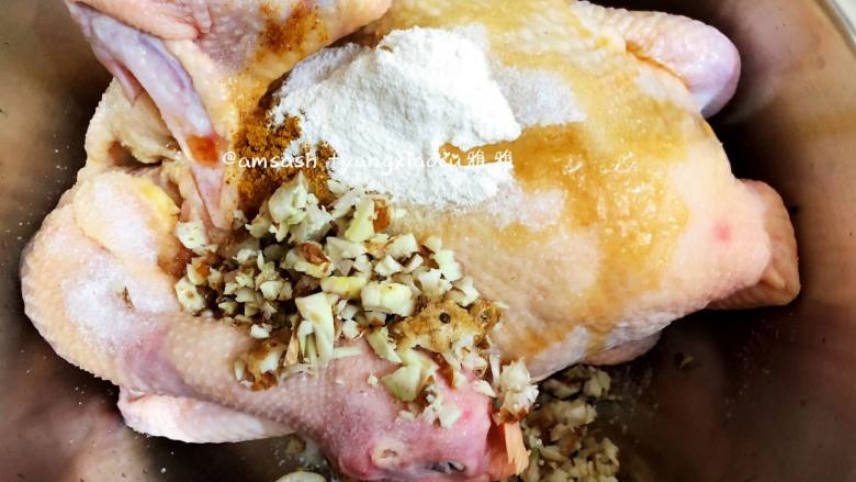 盐焗鸡,把上面准备的所有调料都倒入盆中，戴上一次性手套把整只鸡都用调料涂抹均匀，可以用劲点，涂抹好用保鲜膜封起来送进冰箱腌制1个小时左右