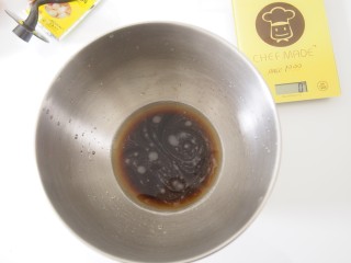 红糖马拉糕,将红糖放入清水中，充分搅拌至融化。