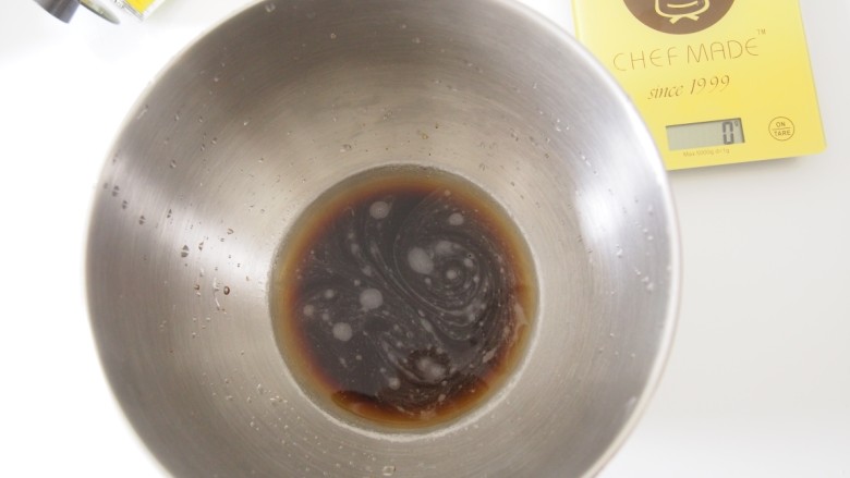 红糖马拉糕,将红糖放入清水中，充分搅拌至融化。