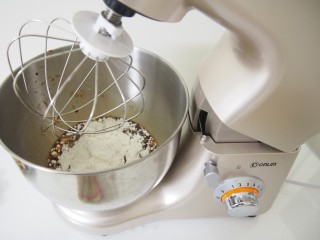 红糖马拉糕,加入马拉糕粉，继续搅匀成为面糊。