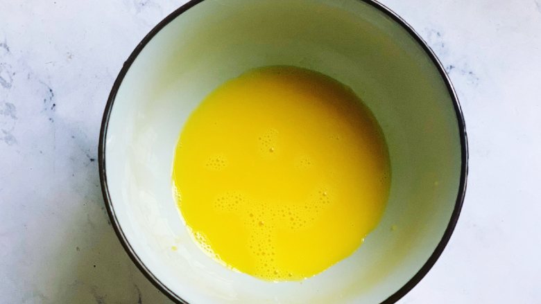 懒人版香蕉酥,准备一个小碗，在碗里敲入一个<a style='color:red;display:inline-block;' href='/shicai/ 9'>鸡蛋</a>，用筷子打散备用。