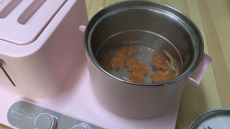 烧烤鸡胸肉,胡萝卜在锅中焯水一下。胡萝卜用来搭配吃的