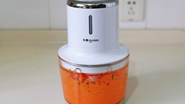 翡翠胡萝卜虾皮韭菜盒子,启动绞肉机，将胡萝卜搅碎。