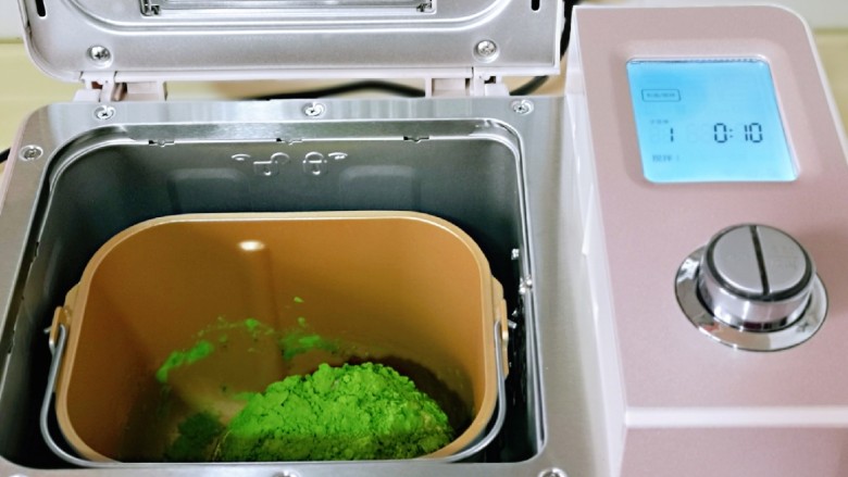 翡翠胡萝卜虾皮韭菜盒子,启动面包机揉面功能，自动时间10分钟。