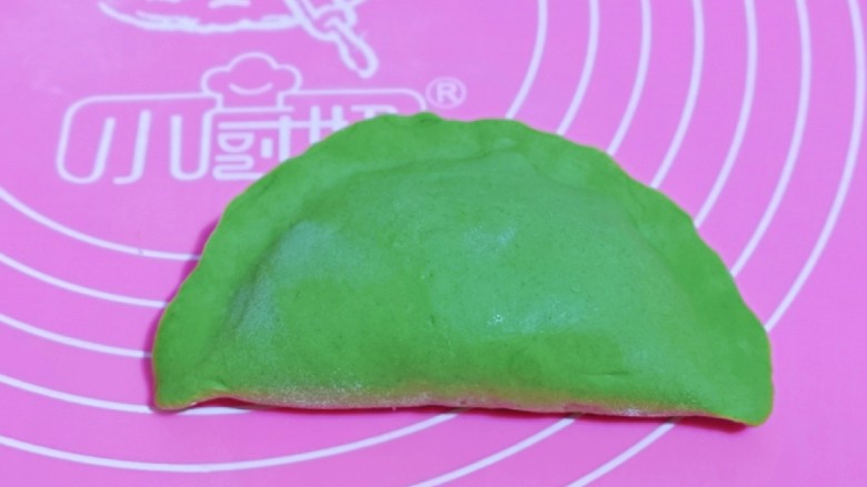 翡翠胡萝卜虾皮韭菜盒子,将面皮对折，捏紧，如图。