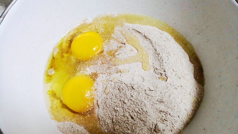 减肥小馒头,把面粉，酵母粉，鸡蛋个油全部混合。