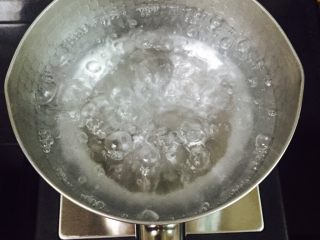 芹菜玉米猪肉馅饺子,汤锅中加入足够的饮用水大火烧开