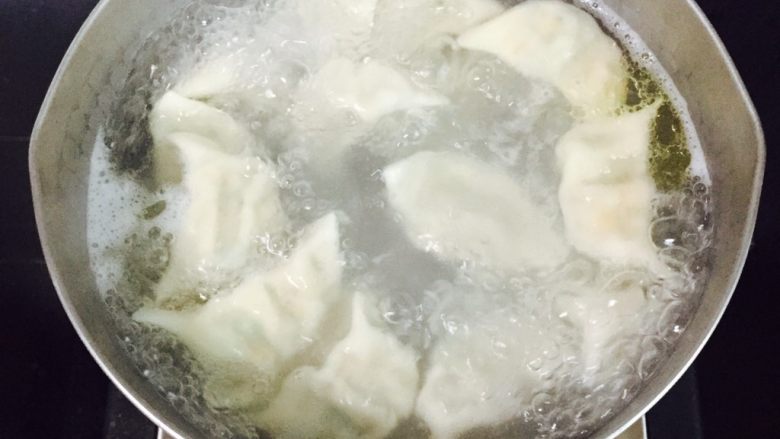 芹菜玉米猪肉馅饺子,待煮沸后用汤勺搅动一下，再盖上盖子煮熟即可