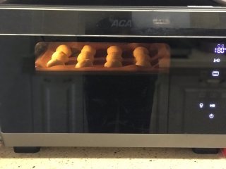 全麦果仁餐包,烤箱预热10分钟后放入，180度上下火烘烤模式烤17分钟左右。