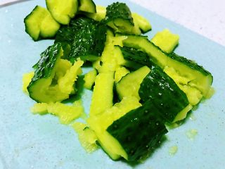 银耳拌黄瓜,黄瓜就用简单传统的方式，用刀横拍烂再切成大小一样长的段。