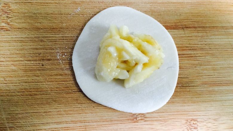 香蕉派（饺子皮版）,放入适量的香蕉，边角沾点水