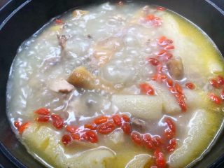 竹荪鸡汤,竹荪炖好以后，加入少许鸡精调匀，放入枸杞，即可关火出锅。