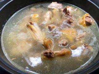 竹荪鸡汤,把炒好的鸡肉倒入汤锅里，倒入适量水，水位高出鸡肉3厘米，大火把水煮开，再转中火炖40分钟。