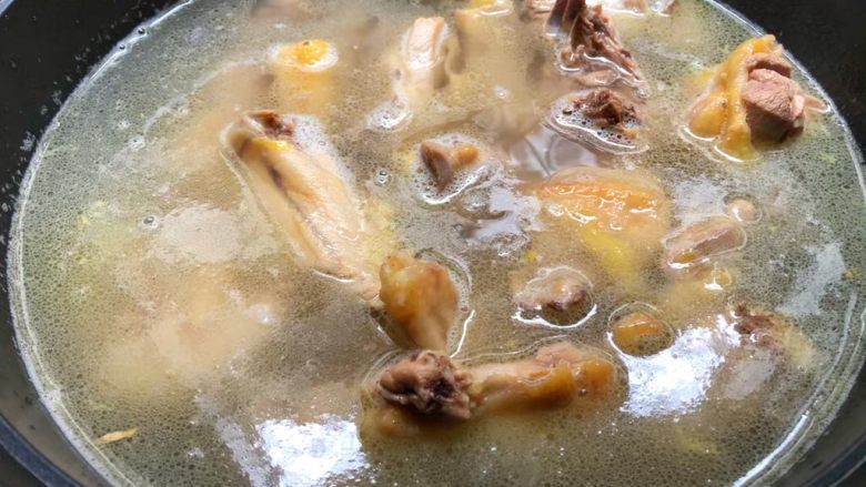 竹荪鸡汤,把炒好的鸡肉倒入汤锅里，倒入适量水，水位高出鸡肉3厘米，大火把水煮开，再转中火炖40分钟。