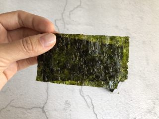 日式饭团,海苔片提前剪碎备用，或者直接使用海苔碎成品