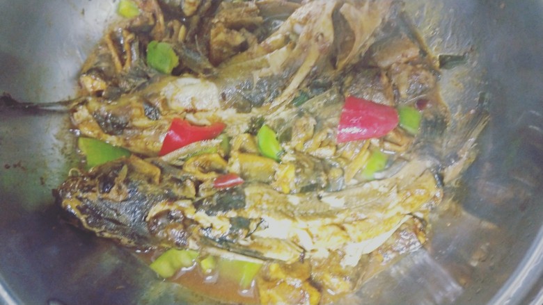红烧泥鳅鲢胡,放入青椒，红椒，增加食欲
