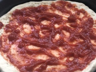 意式烤肠披萨,刷一层意式披萨酱。