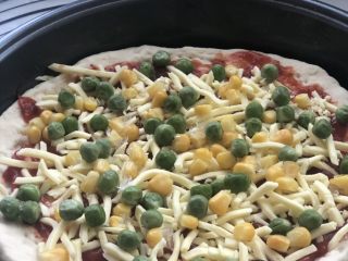 意式烤肠披萨,放入青豆和玉米粒。