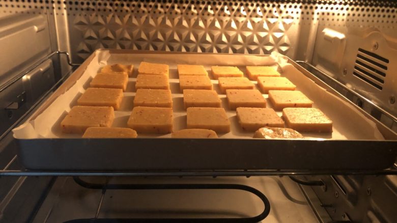 麻辣花生曲奇,烤箱事先150度上下管预热，预热好了之后把曲奇放入烤箱中层烤30分钟左右，具体时间看自家烤箱，曲奇上色以后立即加盖锡纸。