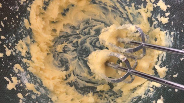 麻辣花生曲奇,电动打蛋器先低速打到糖粉全部融合到黄油中再高速打发一分钟左右。