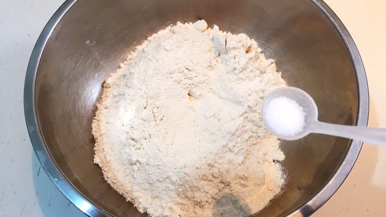 三鲜小馄饨,把面粉放入盆里，加入2克精盐