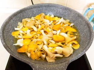 三鲜小馄饨,把黄蘑掰成小块，清洗干净，放入开水锅里焯水2分钟
