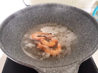 三鲜小馄饨,把鲜虾放入开水里，煮3分钟即可