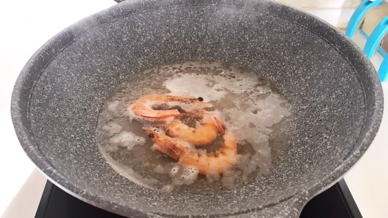 三鲜小馄饨,把鲜虾放入开水里，煮3分钟即可