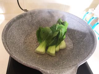 三鲜小馄饨,把油菜芯剪开，清洗干净，锅里加入冷水烧开后加入油菜，焯水1分钟