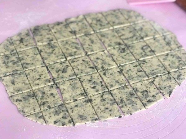 海苔苏打饼干,切成大小一致的饼干胚。