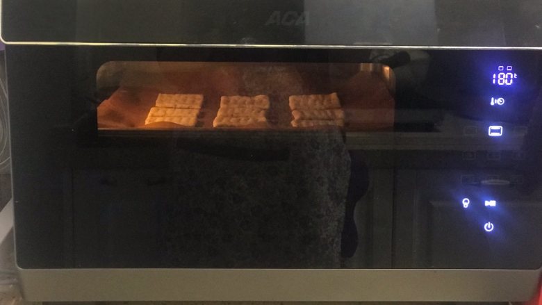海苔苏打饼干,烤箱预热10分钟，180度中层上下火15分钟左右。韩国进口，香脆可口，百盛达甜心怪兽海苔。
