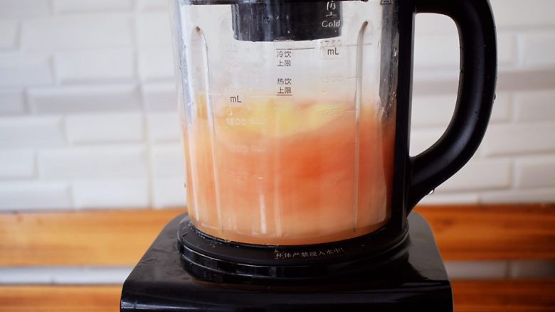 苹果番茄汁,然后坐等程序结束，大约3分钟左右即可享受好喝的果蔬汁了，也可以加入白糖 搅拌均匀后再喝。这个随自己喜好添加。