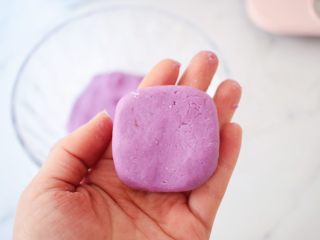奶香紫薯饼,取30克紫薯揉圆，压扁，再把四边压成方形状