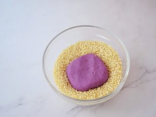 奶香紫薯饼,然后放入白芝麻中让其表面沾裹上白芝麻