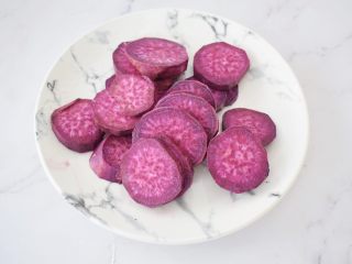 奶香紫薯饼,紫薯洗净切片