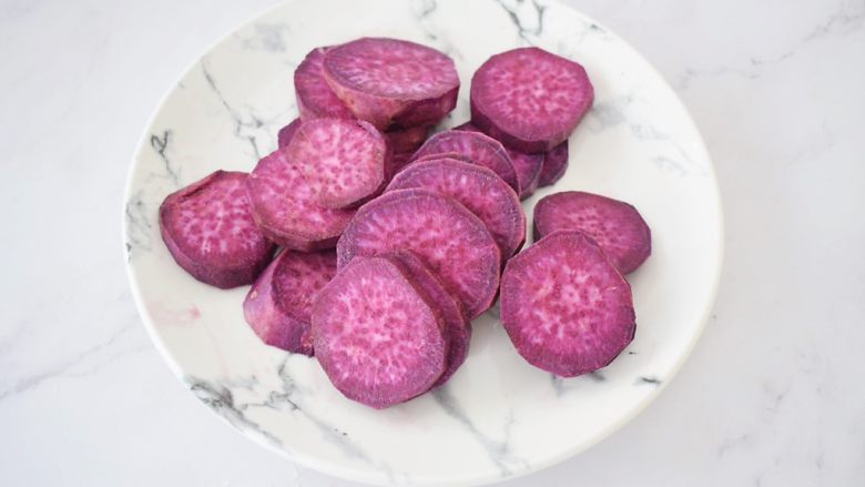奶香紫薯饼,<a style='color:red;display:inline-block;' href='/shicai/ 2643'>紫薯</a>洗净切片