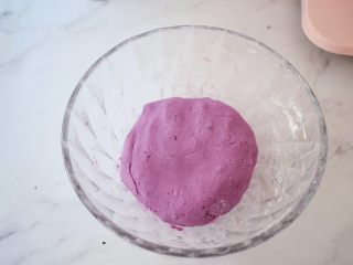 奶香紫薯饼,糯米粉不要一次性加入，分次加入，直至能揉成不沾手的面团即可
