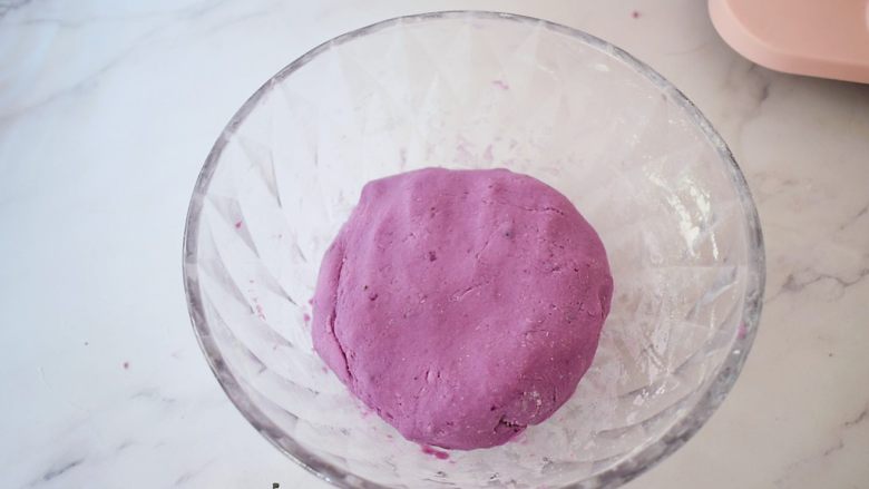 奶香紫薯饼,糯米粉不要一次性加入，分次加入，直至能揉成不沾手的面团即可