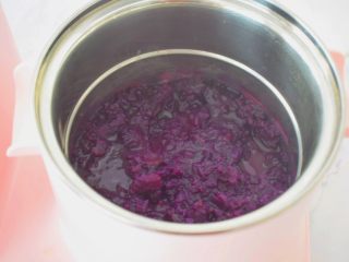 奶香紫薯饼,煮至水分收干，紫薯变成紫薯泥的状态