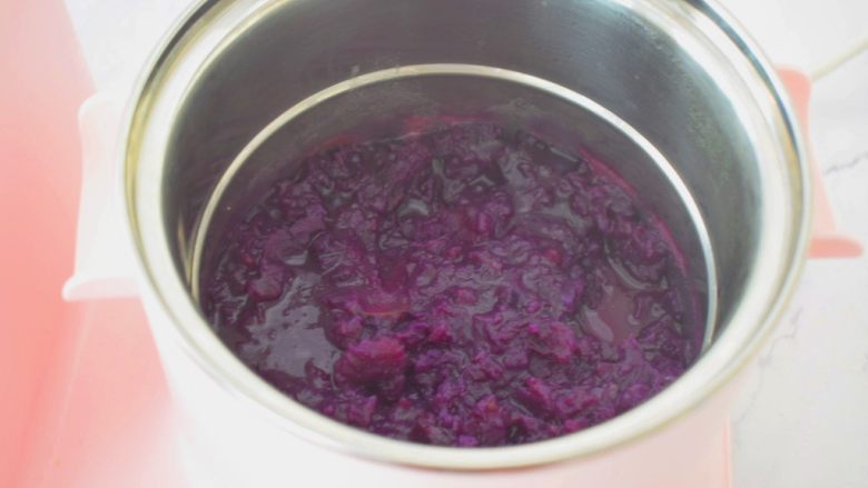 奶香紫薯饼,煮至水分收干，紫薯变成紫薯泥的状态