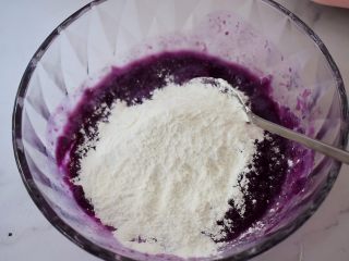 奶香紫薯饼,加入糯米粉