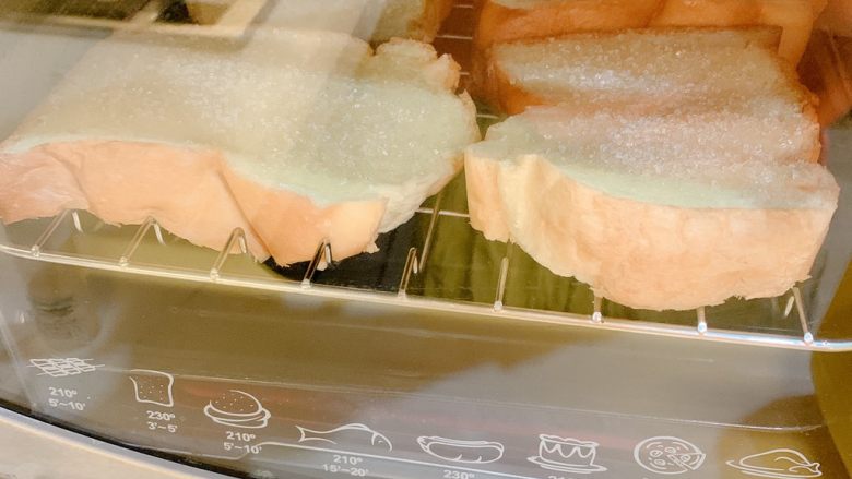 外焦里嫩的吐司,放入烤箱180度，烤6分钟
