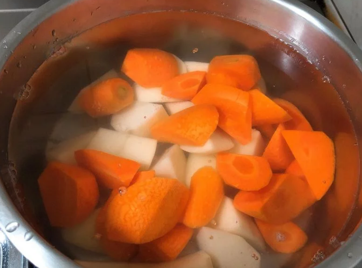 马铃薯炖肉,取一锅子装适量的水
（是冷水喔❗️）切块的马铃薯与红萝卜直接放入水中，开火给它们满满的能量！煮到水滚后，开使计时分钟，时间到后
看你是要把他们捞起来，
还是要把水倒掉都可以！
总之就是让马铃薯跟红萝卜离开水！